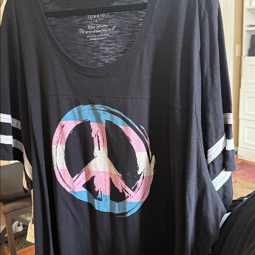 Torrid tee. Super cute peace sign. Sz 6 NWOT - Picture 4 of 7